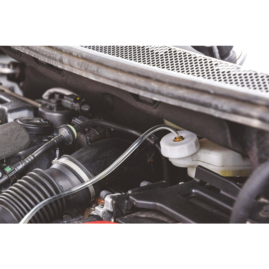 KIT PER SPURGO FRENI AUTO AUTOMATICO AUTOBEST, SVUTA IL VECCHIO LIQUIDO MENTRE METTE IL NUOVO