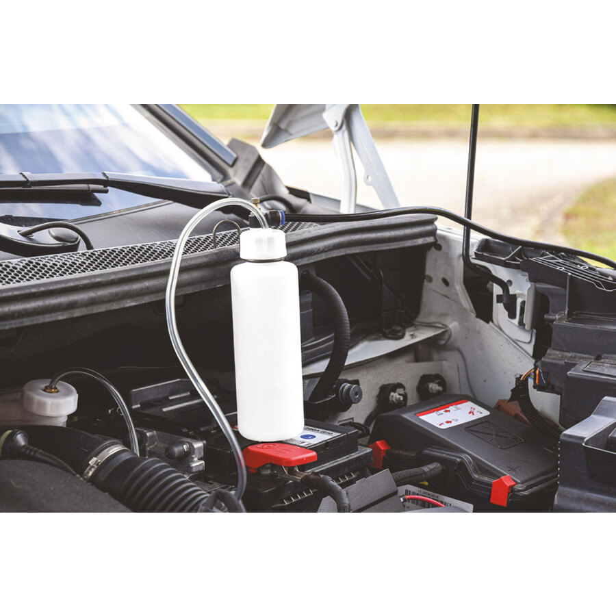 KIT PER SPURGO FRENI AUTO AUTOMATICO AUTOBEST, SVUTA IL VECCHIO LIQUIDO MENTRE METTE IL NUOVO